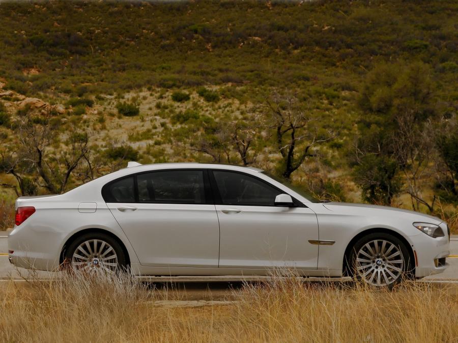  BMW 750Li 2008 года  (US) (фото 10 из 16)
